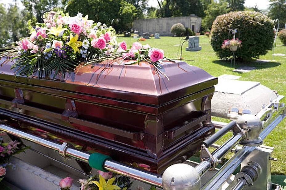 Declaran muerta a mujer y revive dentro de su ataúd