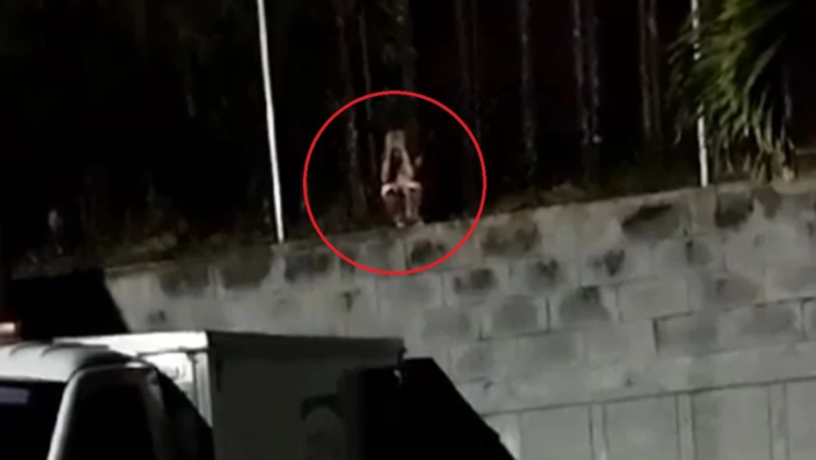 Mujer fantasma en el panteón Jardines de Montesacro de Medellín, Colombia.png