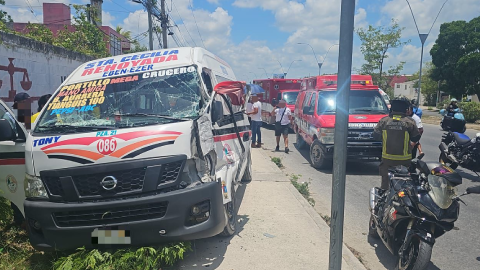 Fuerte accidente en la avenida López Portillo HOY entre camioneta de carga y combi, deja lesionados