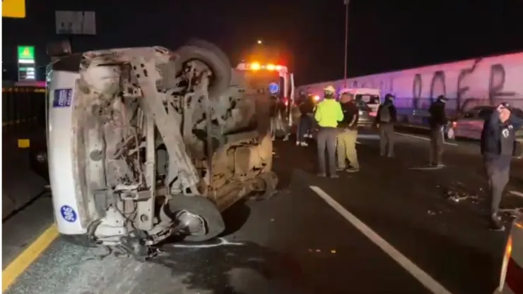 Accidente en la México-Pachuca: Camión de pasajeros se voltea tras reventar un neumático