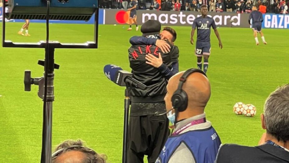 MESSI Y RONALDINHO ABRAZADOS.jpg