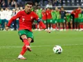 Cristiano Ronaldo dispara su penal en la tanda ante Eslovenia.jpg