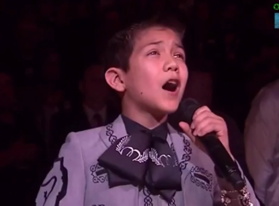 Sebastien de la Cruz cantó el himno nacional de EUA