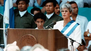 Violeta Chamorro con la banda presidencial de Nicaragua en 1990.