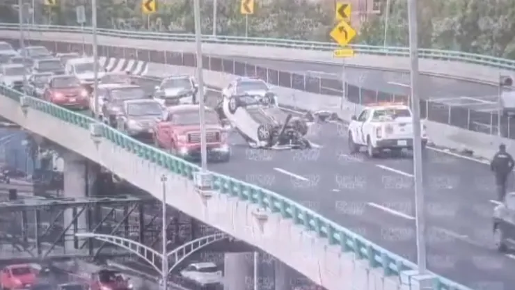 CDMX: Vuelca un auto en el segundo piso de Periférico tras fuerte choque