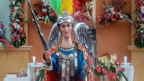 figura de san miguel se mueve