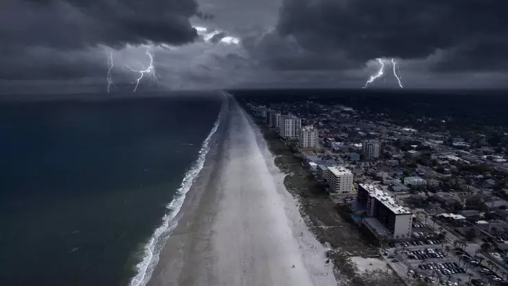 La costa de Florida con nubes grises y truenos