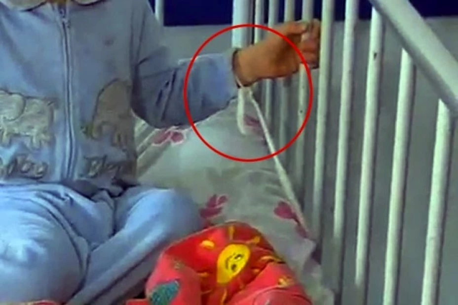 Los pequeños son atados a las camas en el hospital