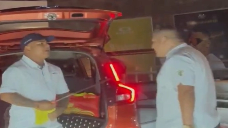 Captan brutal pelea entre taxista y chofer de aplicación en Cancún