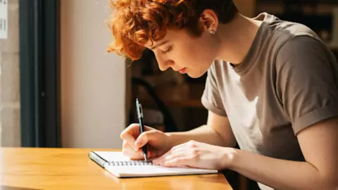 Utiliza este journal prompt y termina el día de hoy, 19 de febrero de 2026, con gratitud