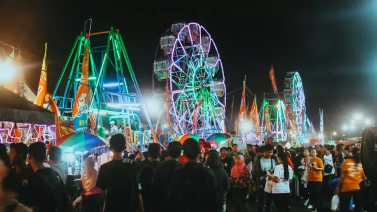 Madre e hijo salen volando de un juego mecánico; se le había salido una tuerca