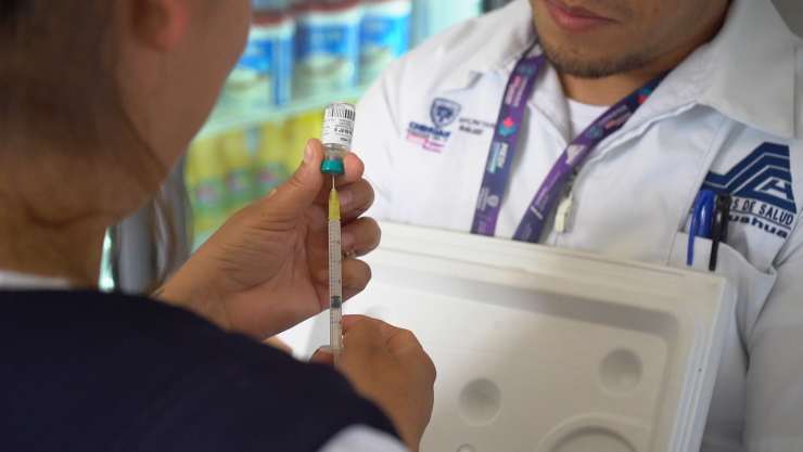 Personal de salud prepara una dosis de la vacuna contra el sarampión en un centro de salud de Chihuahua, como parte de la campaña de vacunación ante el brote en la entidad.