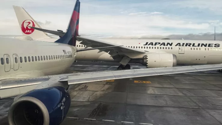 El ala derecha de un avión de Japan Airlines choca contra la cola de un avión de Delta Air Lines mientras el avión se desplazaba en el Aeropuerto Internacional de Seattle-Tacoma.
