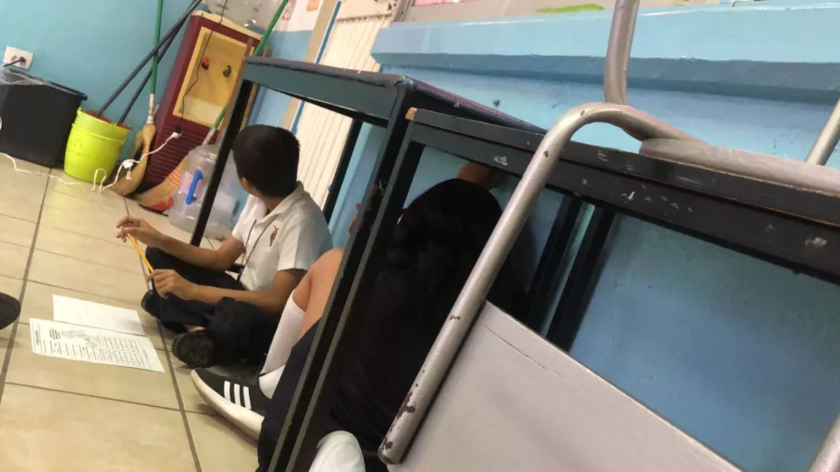 Niños debajo de mesas en escuela de culiacán por detonaciones de arma de fuego