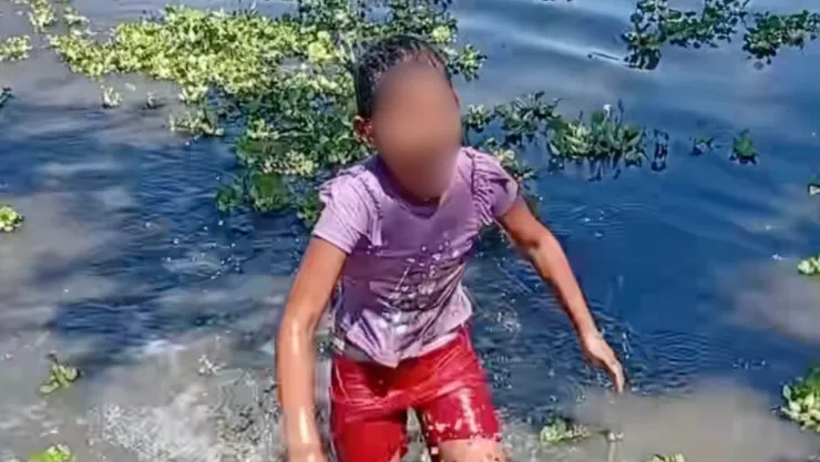 Niña ignora advertencia de su madre, se lanza al agua y termina frente a un caimán
