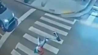 Video del momento en que joven cae de patín eléctrico y es arrollada.jpg