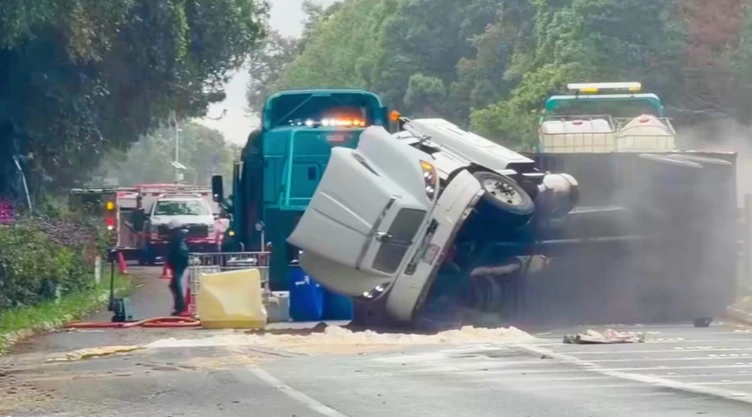 que-paso-en-la-mexico-cuernavaca-volcadura-trailer-deja-derrame-quimico-caos-vial-morelos