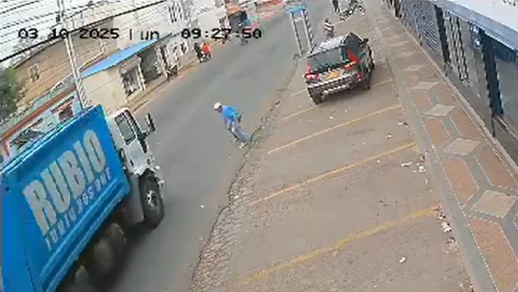 Hombre se arroja a un camión en Venezuela.png