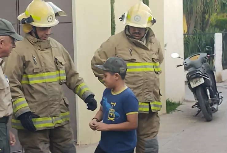 Niño de 10 años salva a sus hermanos tras incendio en su casa
