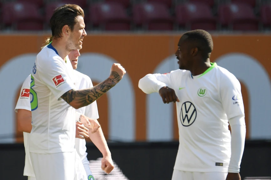 Daniel Ginczek y Jerome Roussillon celebraron con un codazo.