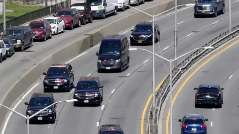 Donald Trump parte rumbo a la corte en Manhattan