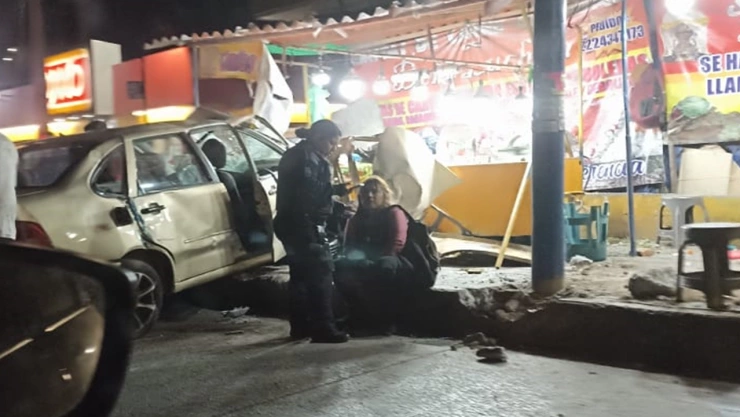Auto impacta puesto de tacos en el Parque Industrial FINSA