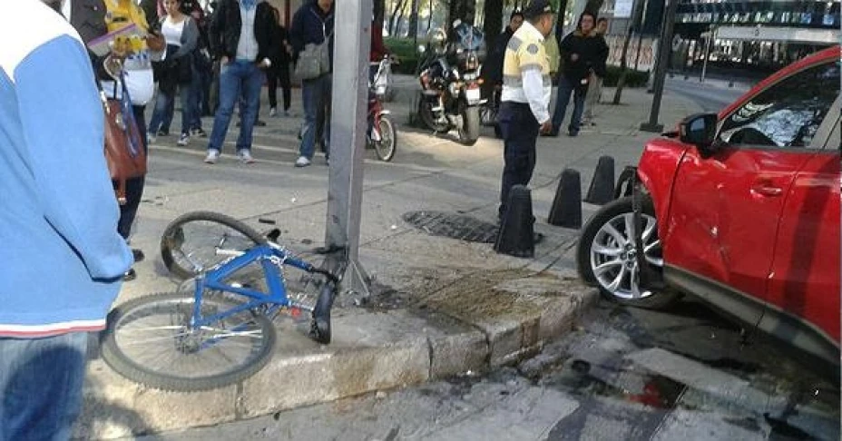 La conductora fue trasladada a la Cruz Roja de Polanco