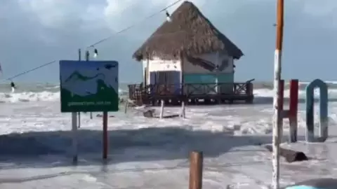 VIDEO_ Así lucen las inundaciones en Holbox tras paso del frente frío 32