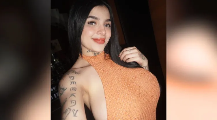 Critican a Karely Ruiz por su busto y responde ¡regalando cirugía a sus fans!