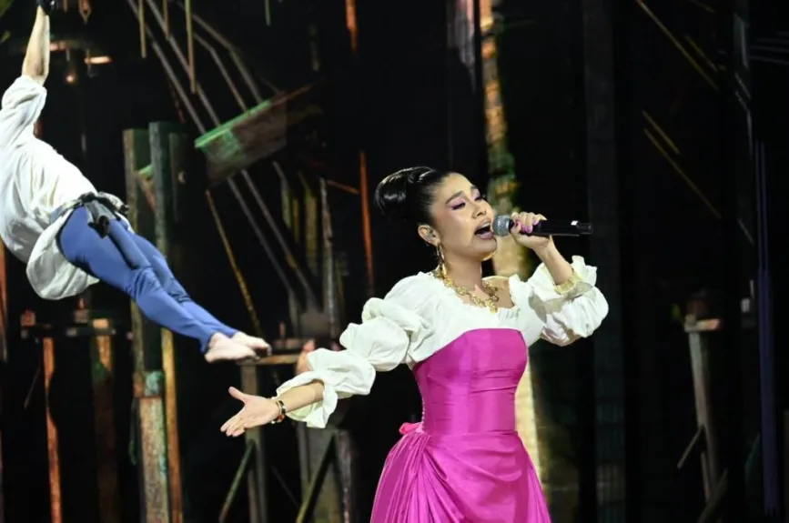 Lola Cortés elogió la producción y le recordó a Isaveli el poder que tiene su música para tocar los corazones del público. Chiquis también compartió su entusiasmo por el concierto, señalando la magia especial que siempre trae Isaveli al escenario. Espinoza Paz la aplaudió, afirmando que brilló como el Sol y que, en esta ocasión, no dejó nada para “después”, haciendo todo lo posible para lograr una actuación memorable.