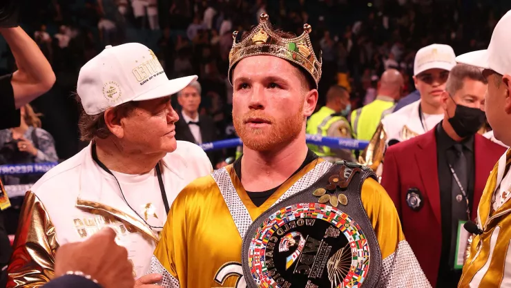 canelo alvarez caminando al ring