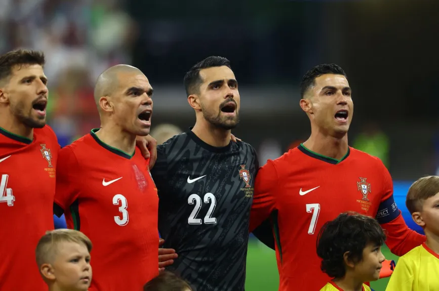 Los jugadores de Portugal en la ceremonia de los himnos nacionales.jpg