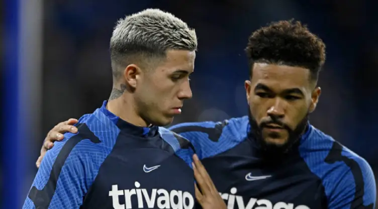 Enzo Fernández con Reece James en el calentamiento con el Chelsea