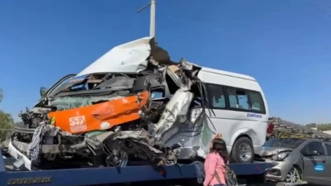 Fatal accidente en Tecámac: Mueren 5 personas tras choque de combi y camión de carga