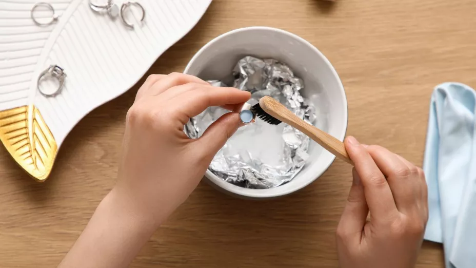 Así puede limpiar sus joyas de plata: el truco definitivo