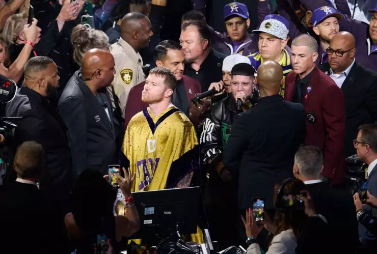 Santa Fe Klan y Tornillo junto a Canelo Álvarez