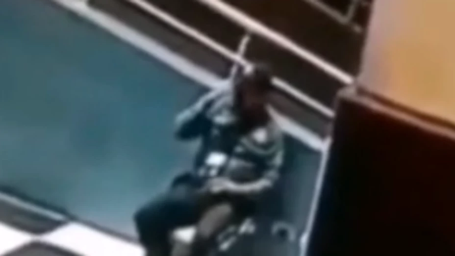 Cámaras graban a hombre saludando al “fantasma” de su amigo.png