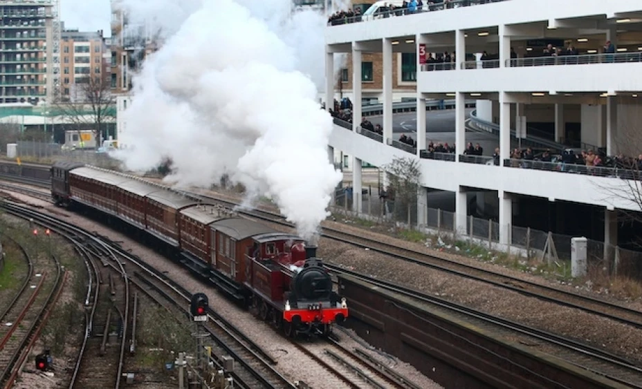 Metropolitan 1, una locomotora a vapor restaurada y construida en 1898, viaja desde la estación del subterráneo Olympia Tube a la de Moorgate en Londres