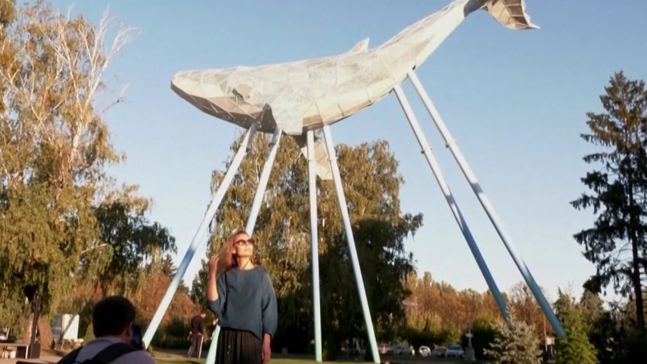 Una ballena hecha de basura reciclada adorna plaza en Ucrania.