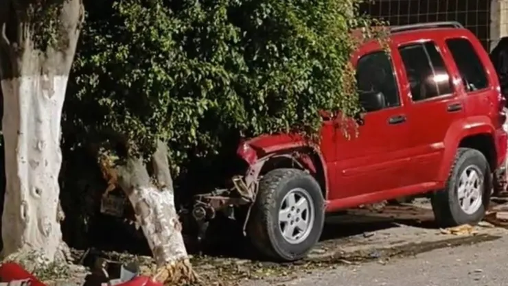 Localizan camioneta en la entrada de Santiago Miahuatlán en Puebla; tripulantes escaparon tras choque contra árbol