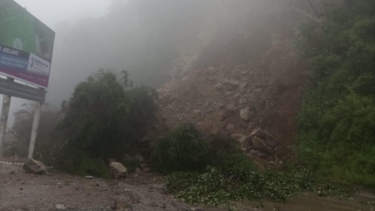 Derrumbe por lluvias bloquea carretera San Juan del Río- Xilitla Pinal de Amoles Querétaro