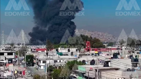 Voraz incendio consume fábrica de colchones en Ecatepec, evacúan a vecinos por seguridad