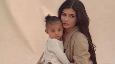 Kylie Jenner revela el nuevo nombre su hijo y comparte su foto