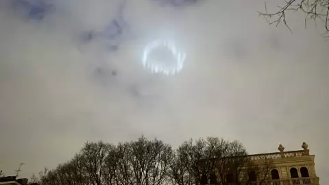 VIDEO_ ¿FANIS_ Captan misterioso anillo de luces en cielo de Milán.jpg