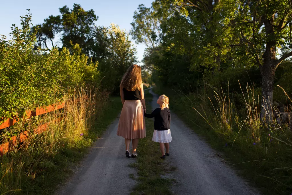 Mama e hija caminando juntas