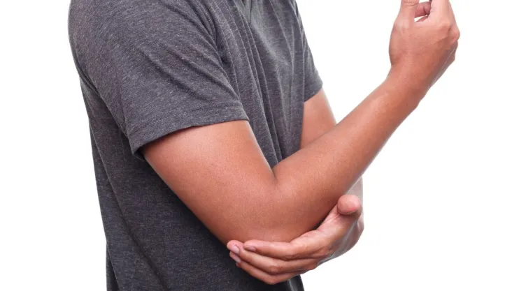 Así puedes exfoliar los codos y rodillas usando bicarbonato de sodio