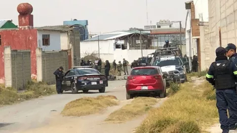 Localizan 20 bolsas con restos humanos en fosa en Tenango del Valle