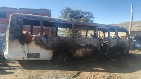 Restos del bus escolar incendiado en Uncía, Potosí (Bolivia).