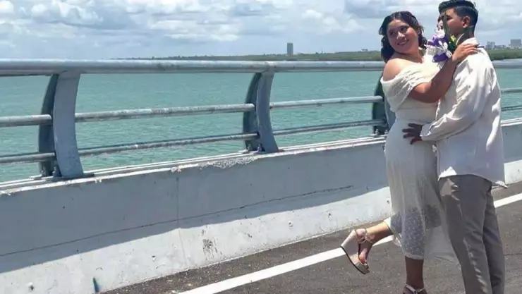 ¡Pese a las normativas! Pareja celebra su boda en el Puente Nichupté de Cancún