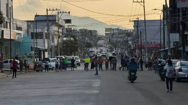 Vecinos de Hogar Moderno bloquean avenida Ejido para exigir suministro de agua en Acapulco